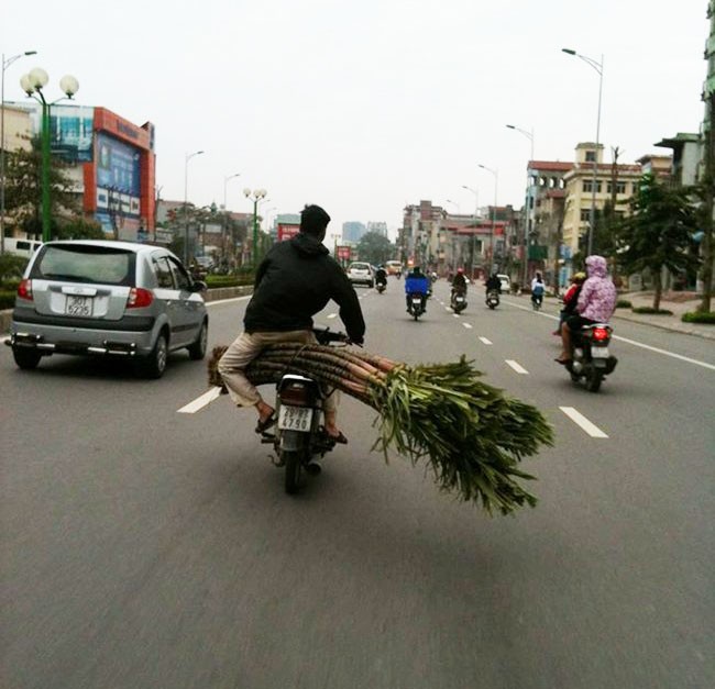 Màn "xiếc" nguy hiểm trên đường phố.